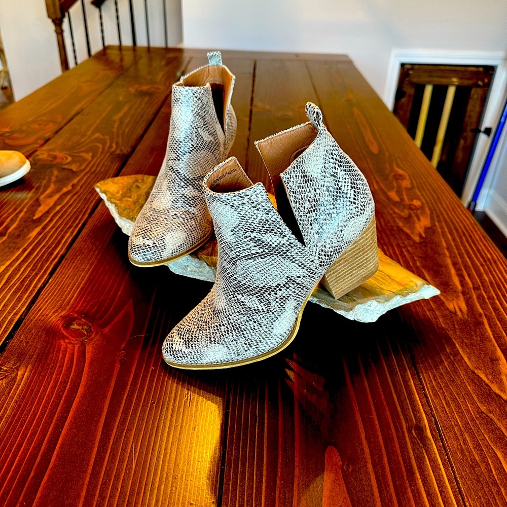 BEAST FASHION snake skin boots with side slit. These boots are so comfortable! 8